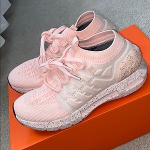 Woman’s under armour phantom running shoes